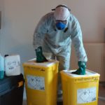 Nettoyeur emporte conteneurs jaunes